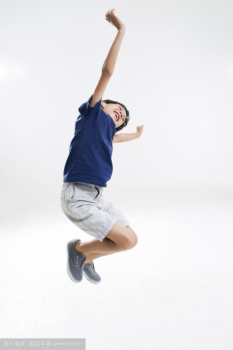 七岁男孩跳跃追高(七岁男孩跳绳的好处及最佳时间)
