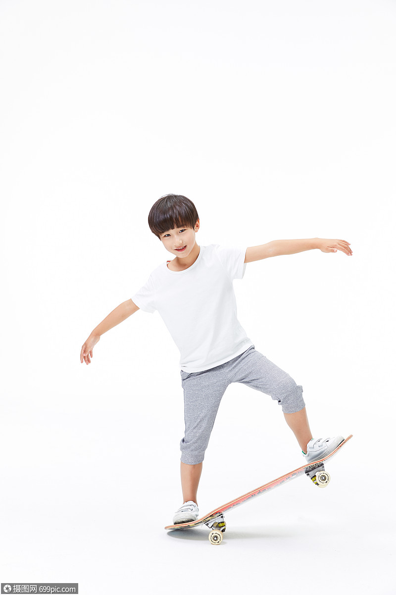 男孩儿滑滑板追飞机(小男孩跳滑板 励志视频)