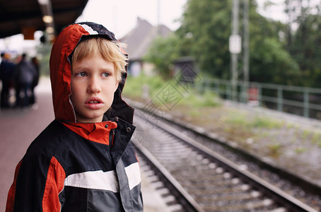追火车的男孩是哪里的人(追火车的男孩是哪里的人物)