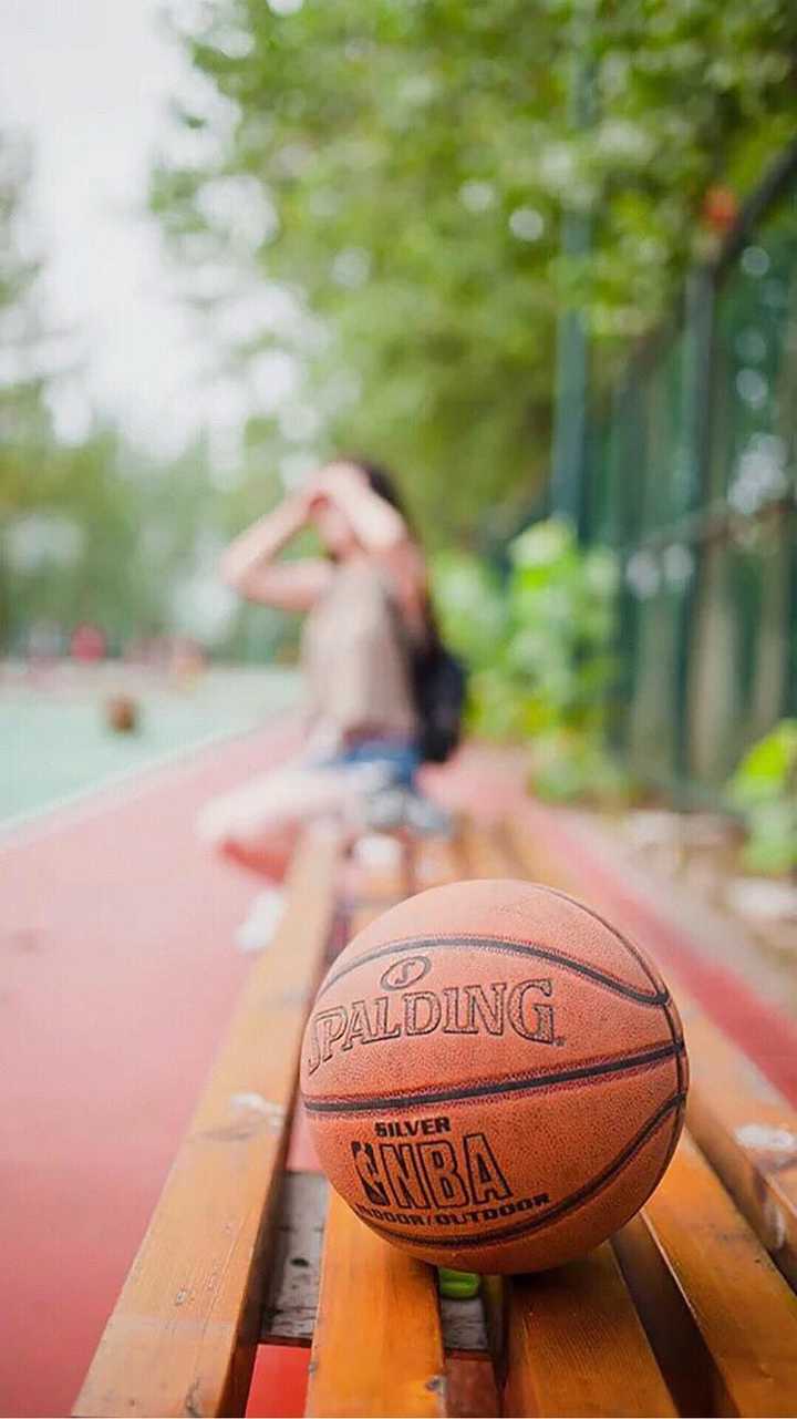 男孩打篮球女孩去追(篮球少女哎哟薇哼打篮球的女生)